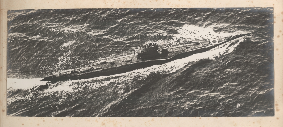 Bilden visar en ubåt till havs som i den tyska flottan under Första världskriget klassificerades som ubåtskryssare.