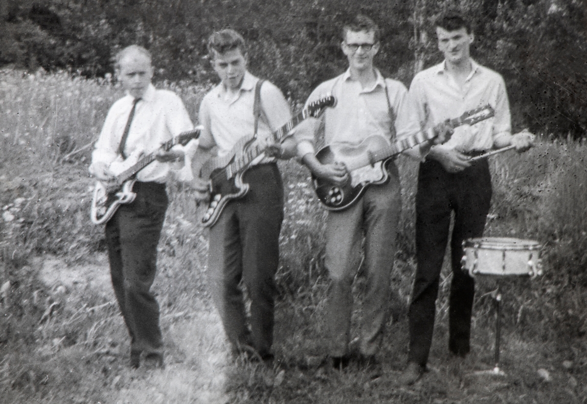 Tainix, musikkgruppe fra Øvre Vang. Den ble stiftet i 1963. Fra venstre: Arne Vidar Bråthen, Knut Pedersen, Jan Gunnar Sørli og Per Hexeberg. Noe senere ble Ole Ødegaar og Ivar Grønnsveen med i bandet. Og gruppa skiftet navn til Ole Ivars.