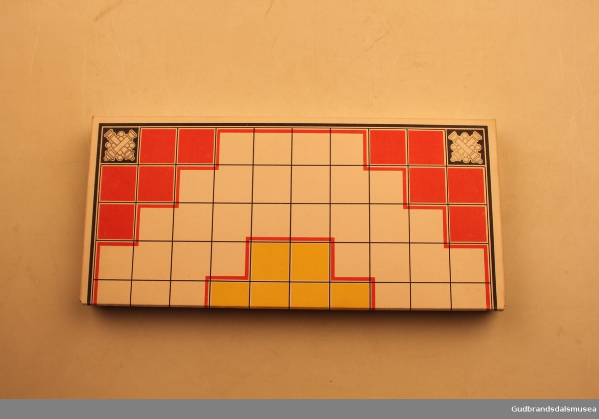 Brettspill fra ca 1940-1950 i orginaleske av papp. Spillet heter "Pel`tong", og går ut på å få fem egne brikker etterhverandre (5på rad).
Spillesken inneholder et spillebrett, som også danner esken sammenbrettet.Sammenbrettet stikkes dette inn i et fotreal av papp med logoen til spillet påtrykt. Det forhøyede spillbrettet har 20 små rom, til 10 røde spillbrikker og 10 grønne spillbrikker. Spillbrikkene er 4cm høye, dreid i tre, og skal ifølge trykk på fremsiden av esken forestille soldater. Et slags krigsspill. Eget lite hefte med spilleregler ligger i esken.
Usikker på produsent, men står merket" Kvalitetsmerke Sertifikat for spill og leker" og "Patent anm. mønster- besk." på esken.