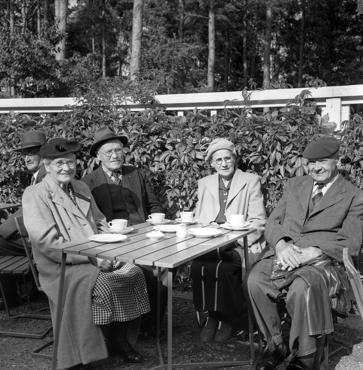 Från firandet av "De gamlas dag" i Linköpings Folkets park 1954. De bägge damerna som serveras vid bordet har identifierats som Hanna Sandström och Maria Karlén.
