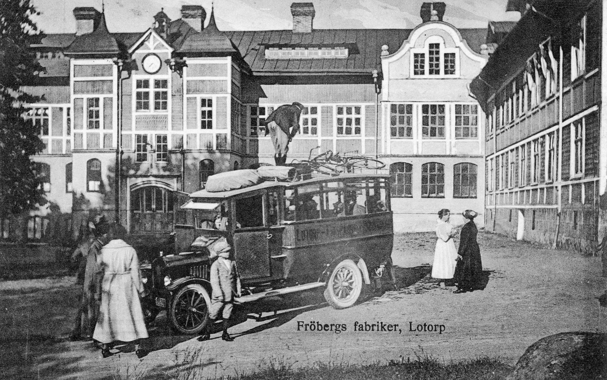 Lotorpsbussen görs klar för avfärd mot Norrköping via Finspång. I bakgrunden AB John Fröbergs fabriksanläggning i Lotorp. Företaget hade grundats redan 1879 och anses vara Sveriges första postorderföretag, som hart sålt allt som kunnat skickas med post.