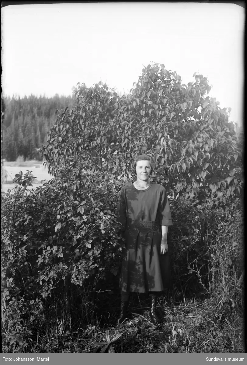 Porträttbild av en ung kvinna utomhus.