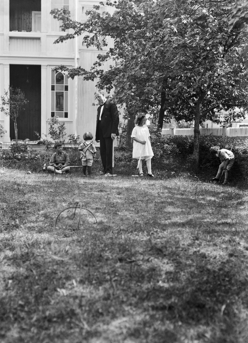 Ringebu. W. H. Remen, Bjørn,  Arne og Lillemor i hagen.