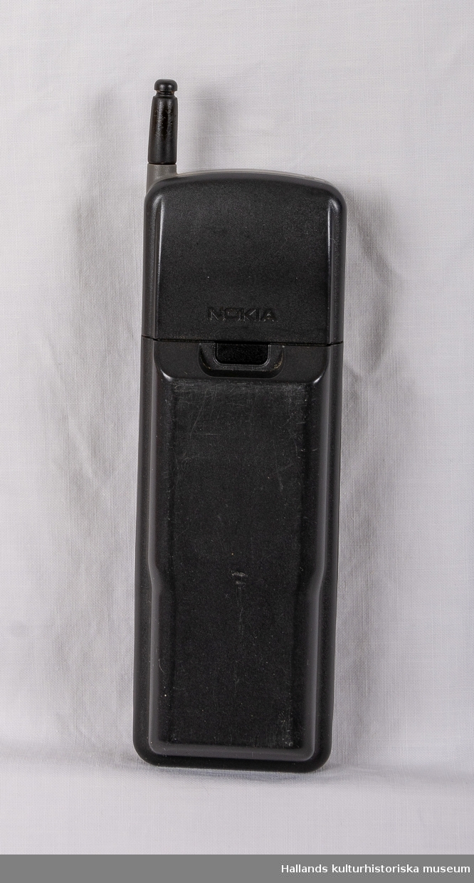 Nokia 2010 (Tillverkare: Nokia, modell: 2010) med yttre skal av grå och svart hårdplast. På framsidan finns en digital skärm, en gummerad knappsats, högtalare, mikrofon, samt tillverkarens logotyp "Nokia" ovanför skärmen. Telefonen har en utfällbar pinnformad antenn. På baksidan märkning: "NOKIA". På telefonens undersida en kontakt under lucka.