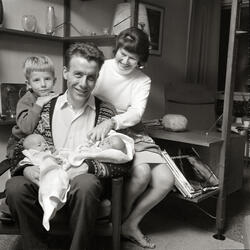 Reiulf Steen sammen med familien. September 1968
