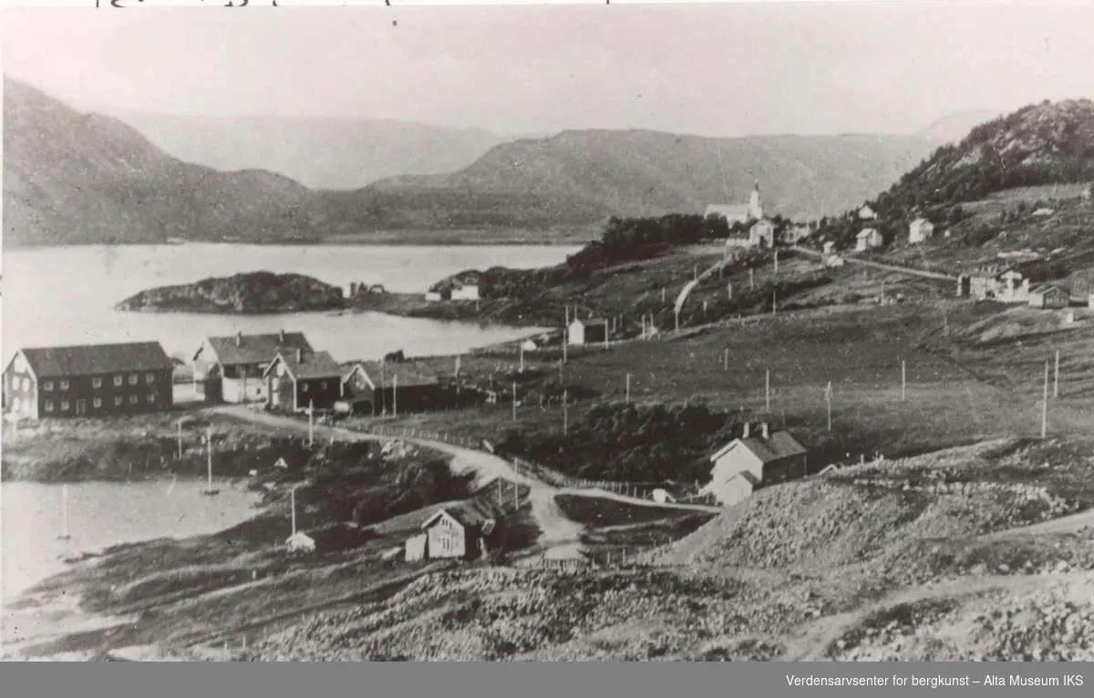 Oversiktsbilde av Kåfjord med kirke, kopperverket, kontor og lager bygg ...