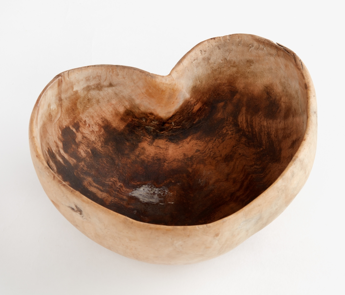 Skål, grötkappe av trä från Transtrand. Hjärtformig. Tillverkad av tallvria. Använd till matskål. Årtal: "1696, MP", bomärke.