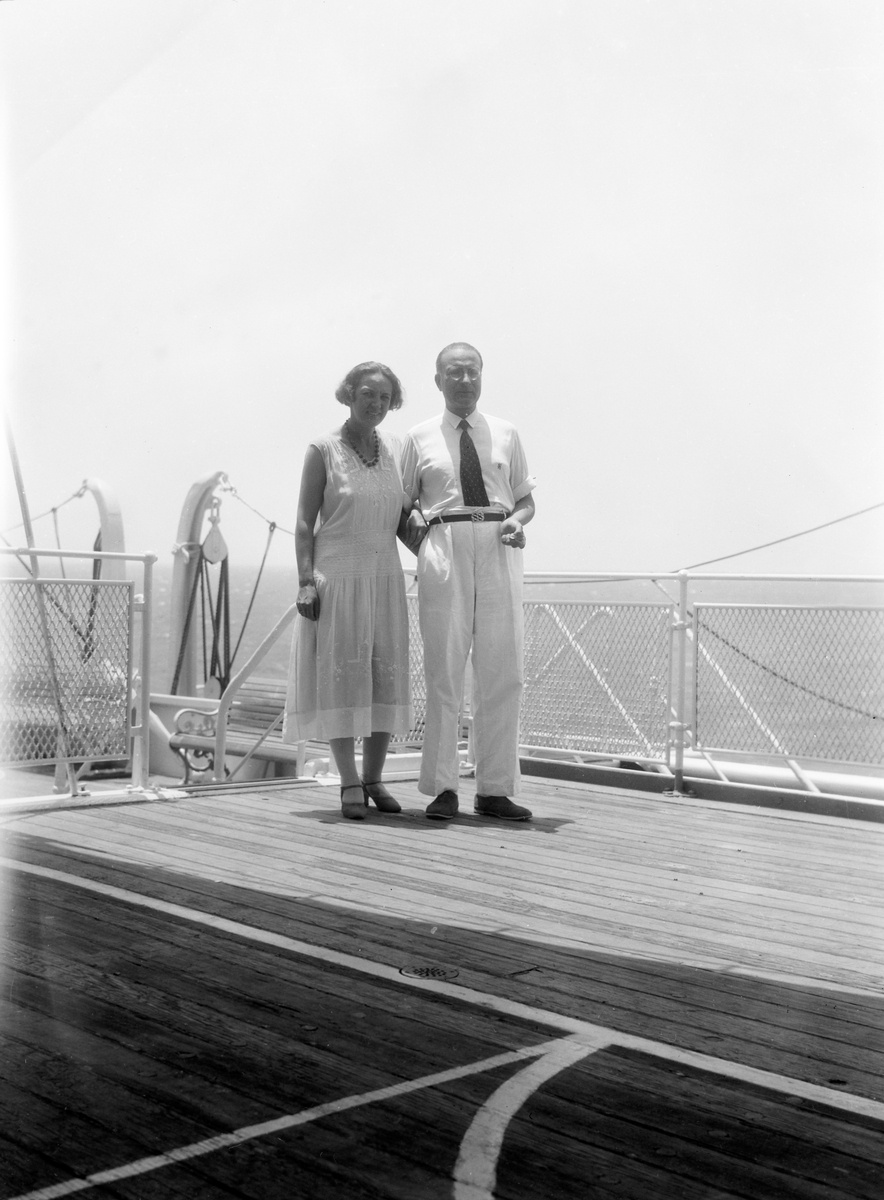 Elisabeth Meyer og mann fotografert på en båt. Fra reisen til India 1932-33