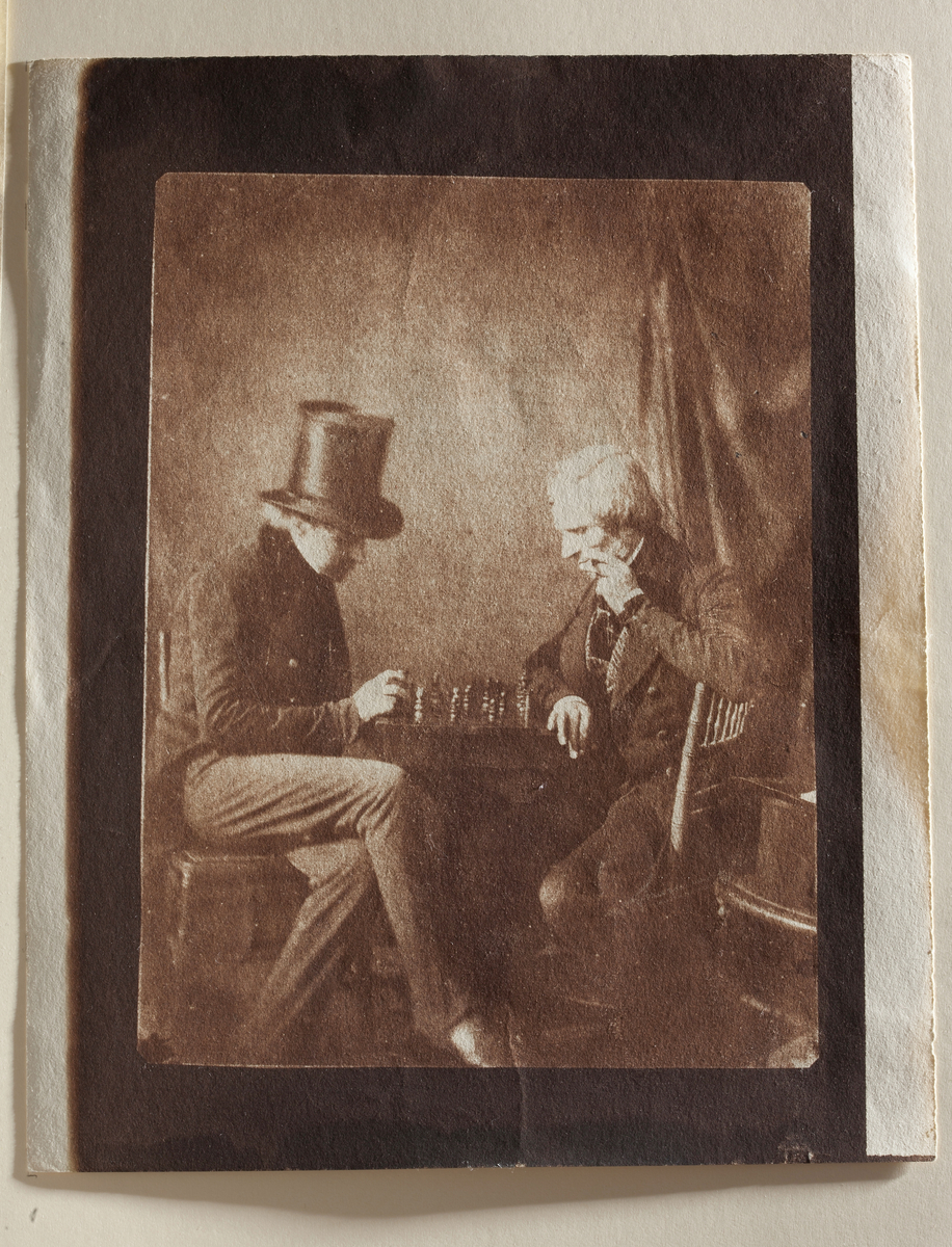 Originalkalotyp. "Schackspelarna", med fotografen Antoine Claudet till höger. Fox Talbot är känd som upphovsmannen till fotografiet men hade troligen inget med fotografiet att göra.