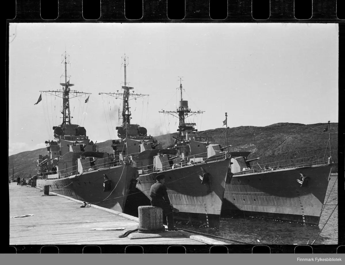 Foto av krigsskip i Kirkenes

Nærmest kai ligger jageren KNM Oslo. De to andre er enten KNM Trondheim - KNM Bergen eller KNM Stavanger. Disse var av typen C-class destroyer, kjøpt inn fra Storbritannia i 1945.

Foto trolig tatt på slutten av 1940-tallet, eller tidlig 1950-tallet