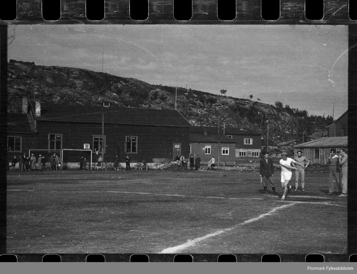 Fotballkamp i Kirkenes, foto trolig tatt i 1947 (se historikk)