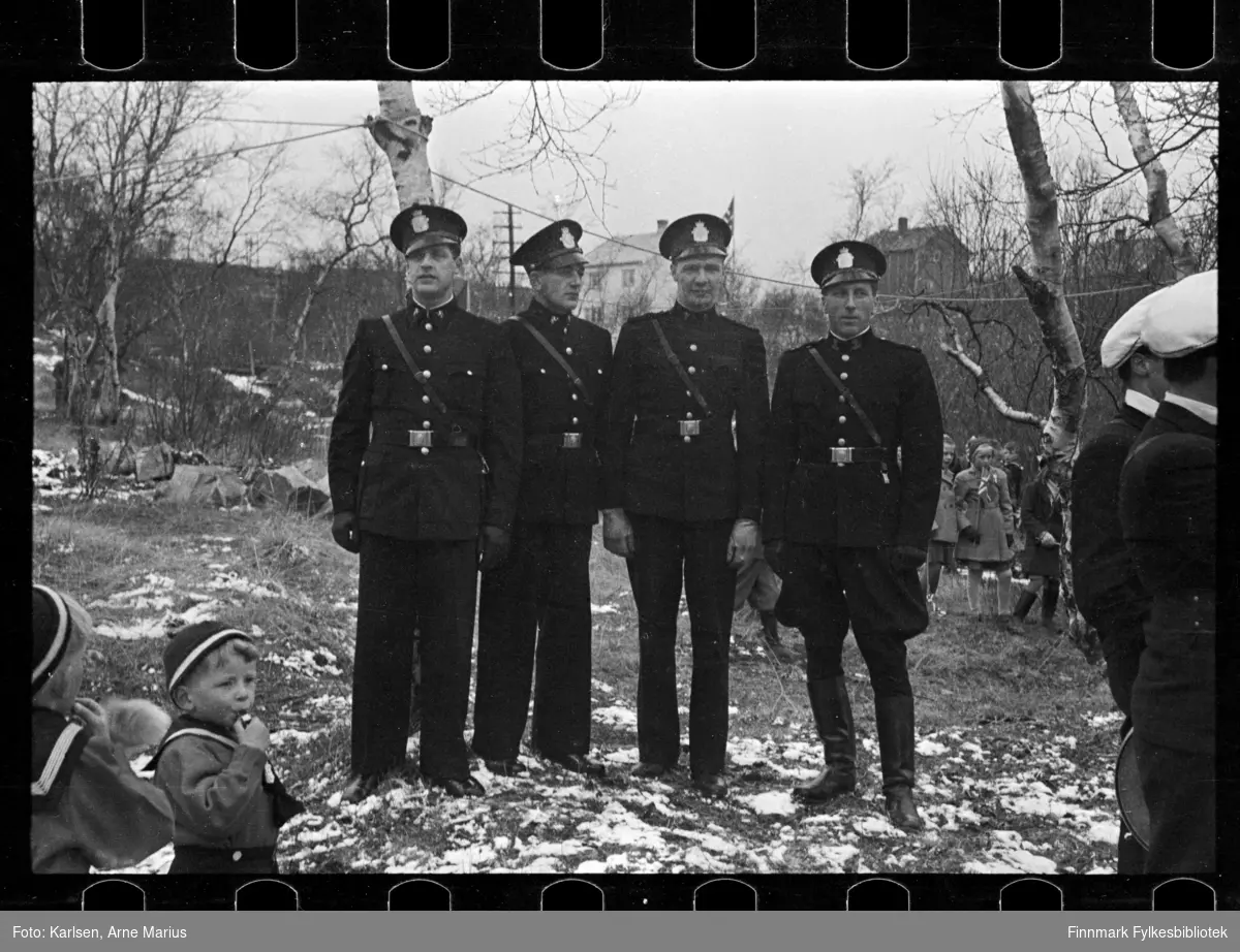 Politi i Kirkenes på 17.mai, antagelig i 1948 (se historikk)