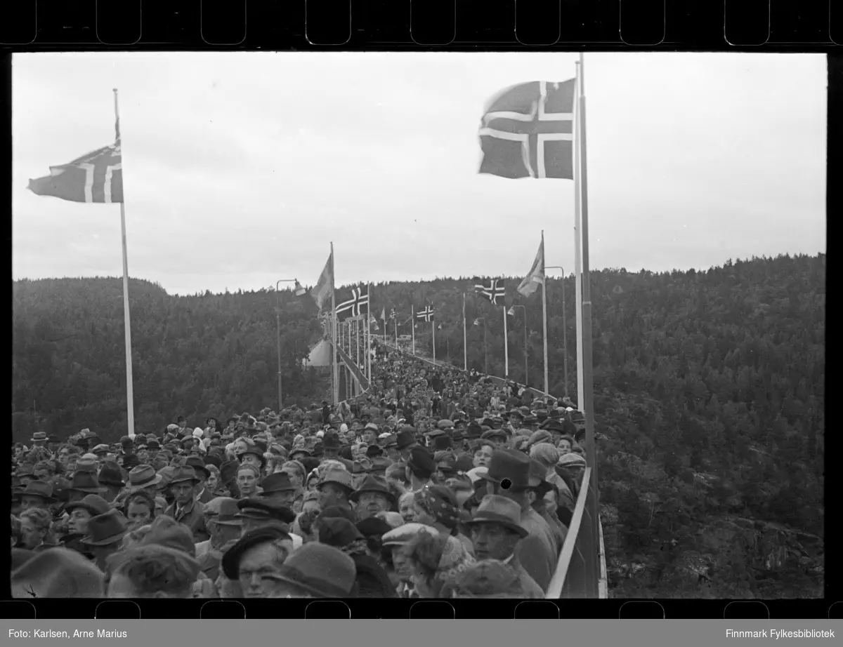 Foto fra åpningen av Svinesund bro som ligger mellom grensen til Norge og Sverige. 

Brua ble så ferdigstilt og offisielt åpnet 15. juni 1946 av Kong Haakon VII og den svenske kronprinsen Gustav Adolf samt hans kone Louise Mountbatten
