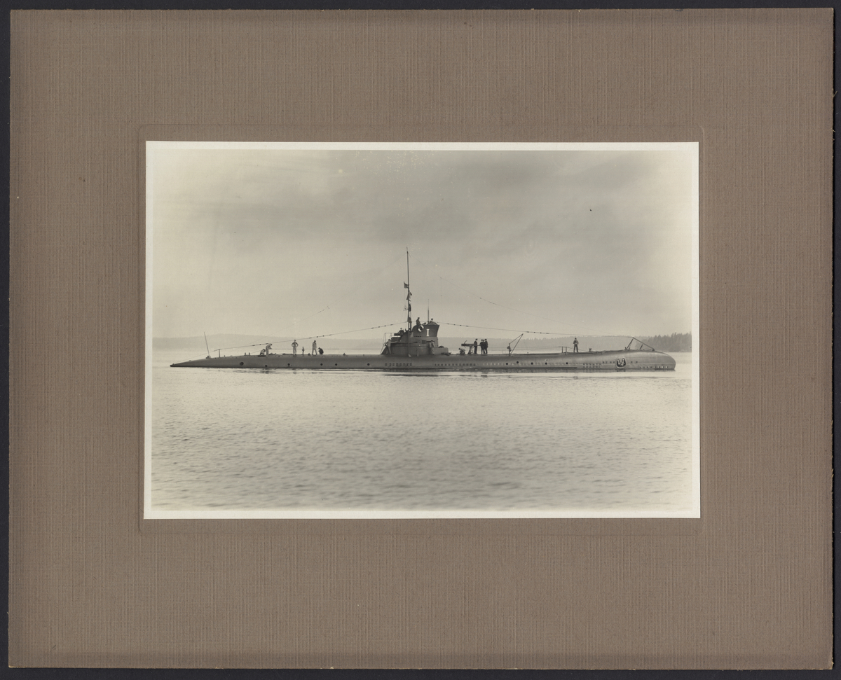 Bilden visar ubåten Illern i övervattensläge med manskap på däck.