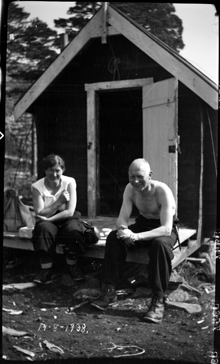Ekteparet Hildur og Carl Johan Ekker ved hytte