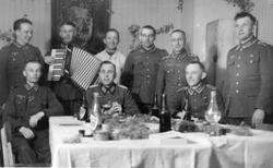 Tyske soldater samlet ved "festbord".