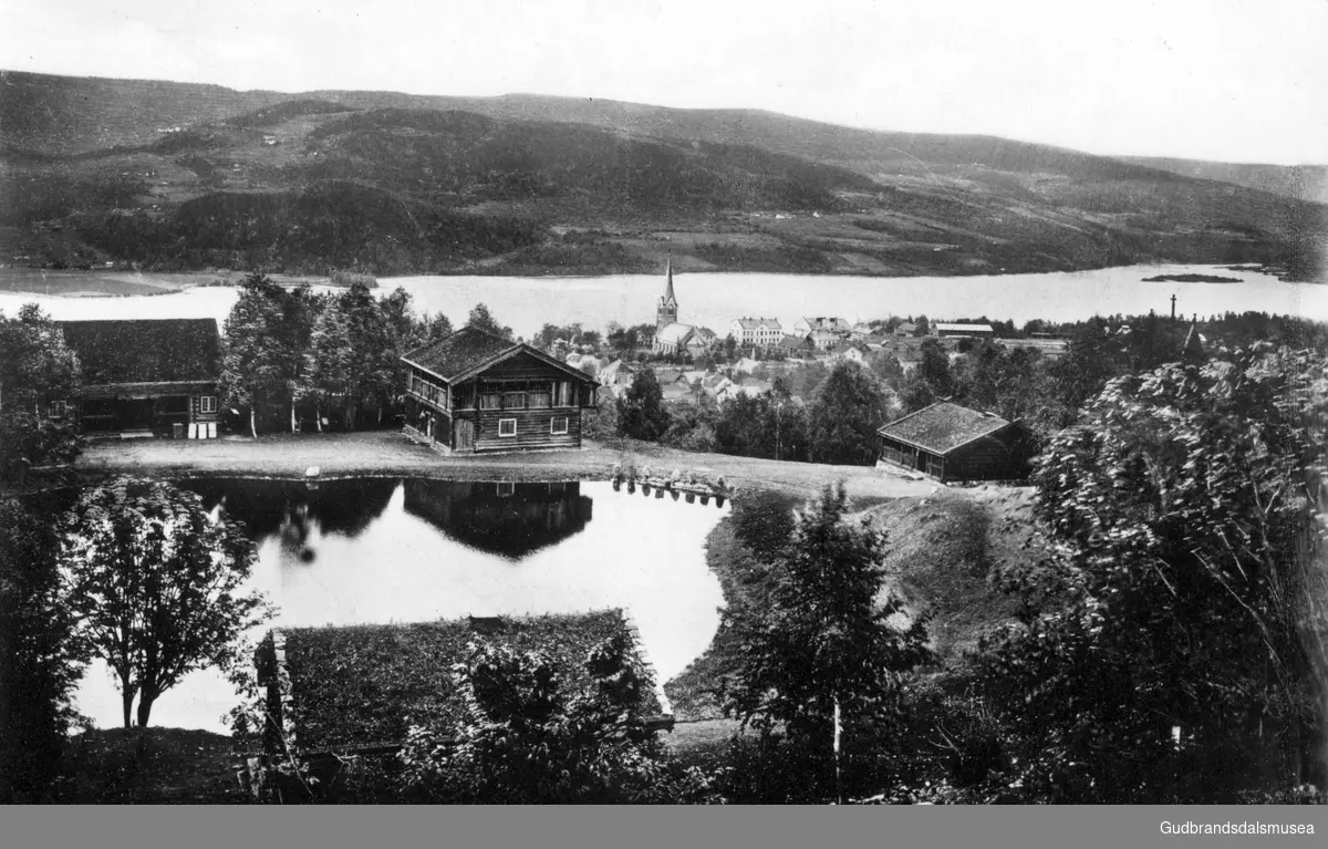 Utsikt over Maihaugen, Lillehammer og ned mot Mjøsa og Lågendeltaet.