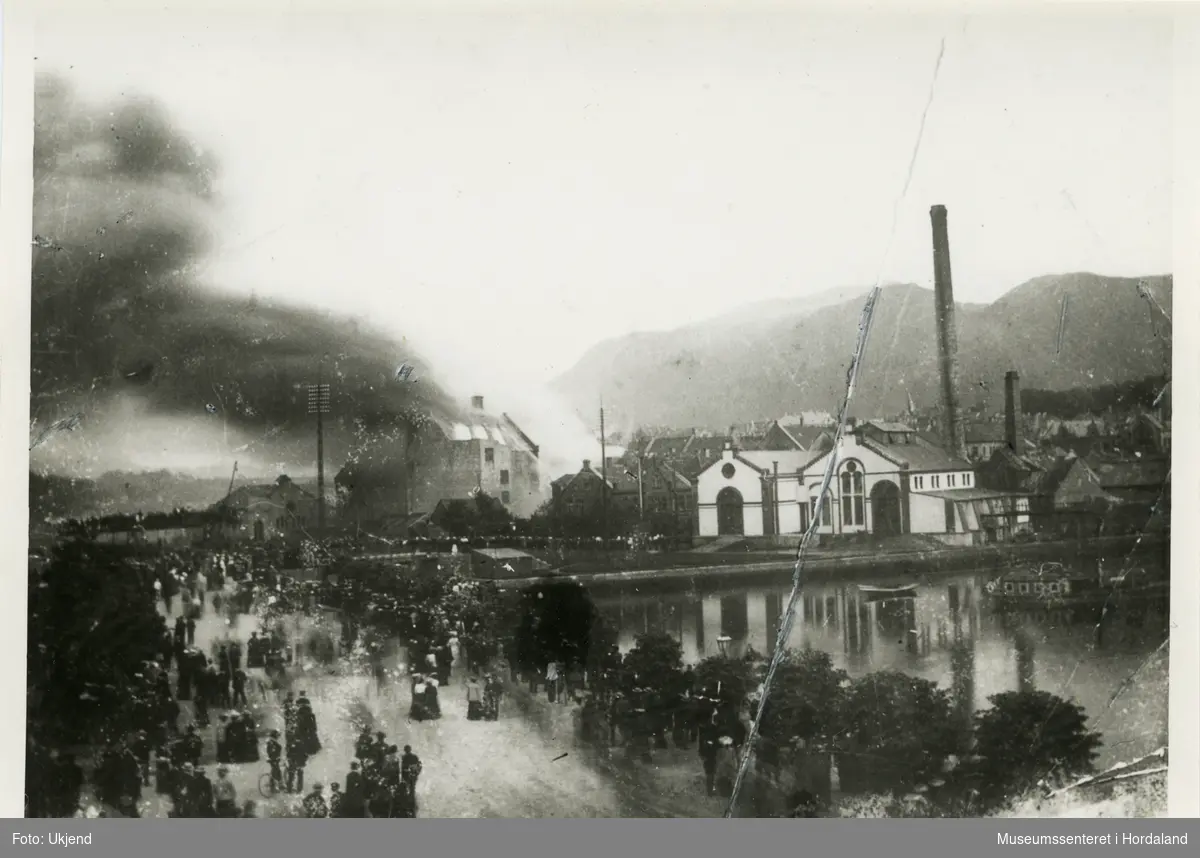 Tangens Gardinfabrikk brenn, 15. juni 1903. I bedriftshistoria av Olav Simonnæs blir det fortalt at brannen fall saman med feiringa av Edvard Grieg sin 60-års dag, og sette fabrikken ut av drift i nesten eit år.