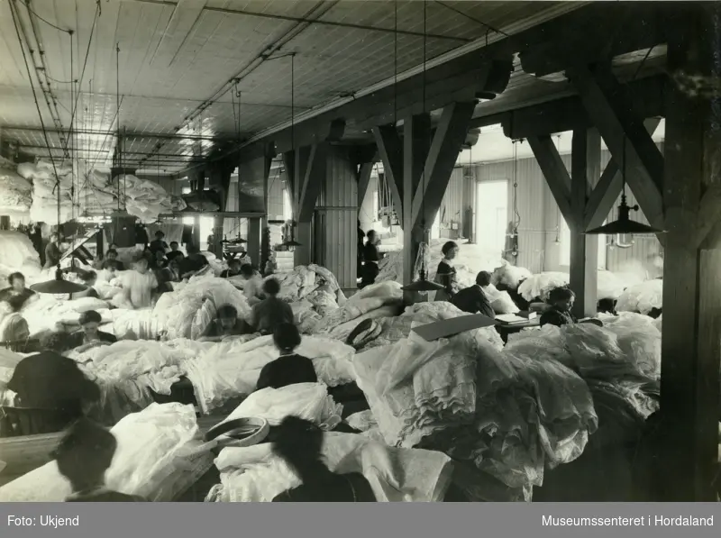 Kvalitetskontroll ved Skandinavisk Aktie Tyllgarnfabrikk (seinare Tangens Gardinfabrikk) i Bergen ca. 1915.