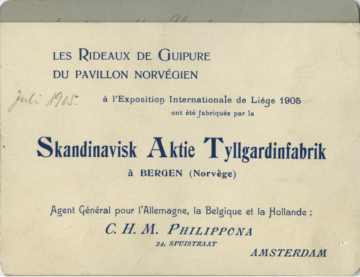 Framsyning av gardiner frå Skandinavisk Aktie Tyllgarnfabrik (seinare Tangens Gardinfabrikk), Bergen, i den norske paviljongen i den internasjonale utstilinga i Liége i Belgia, 1905.