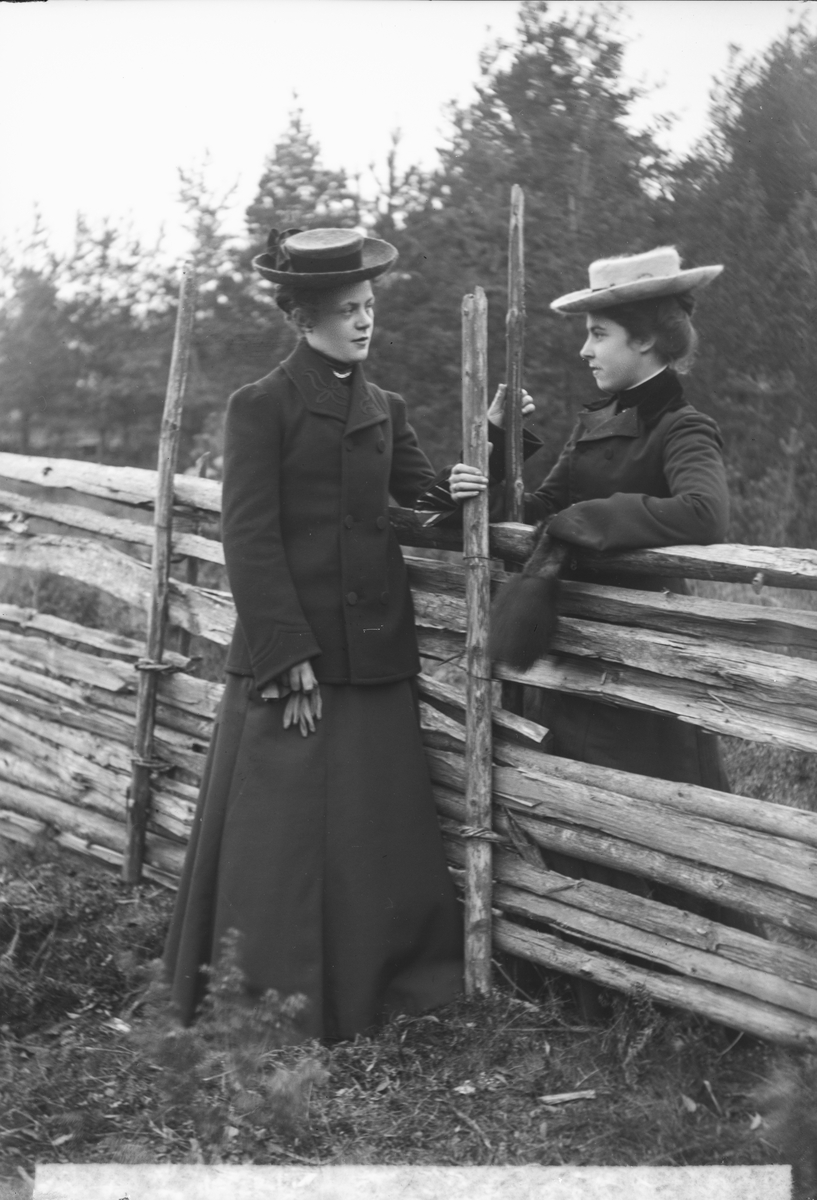 Två kvinnor.
Hulda Johansson (gift Lindskog) till höger på bilden.