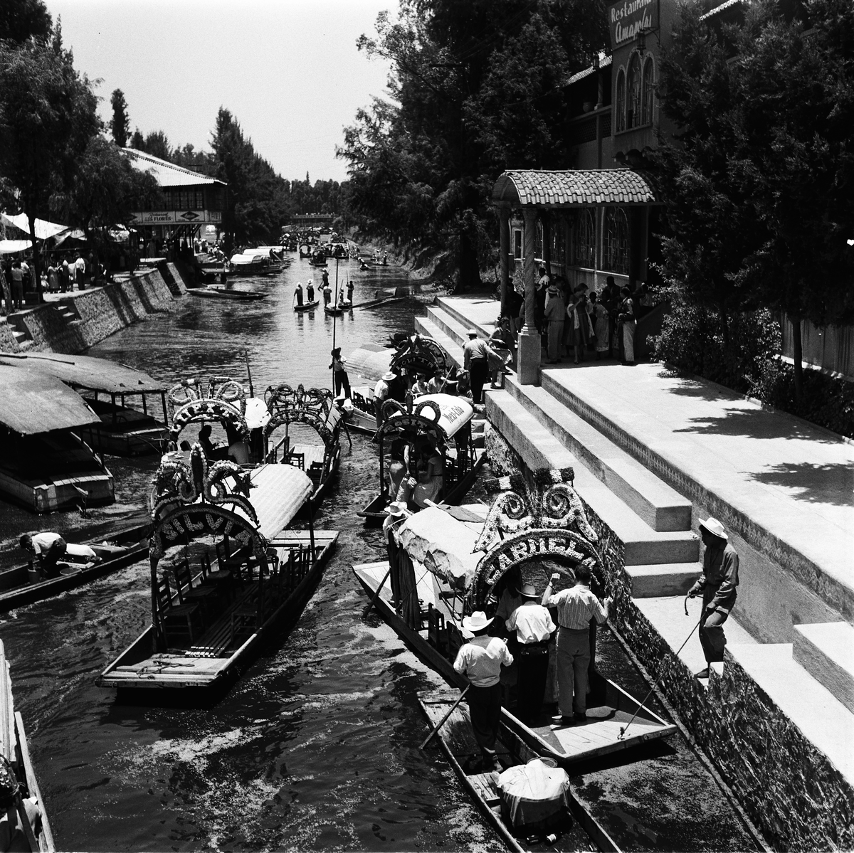 Kanal med dekorerte båter (Trajineras).