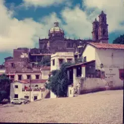 Bymiljø fra Taxco med restaurant i forgrunnen og kirke i bak