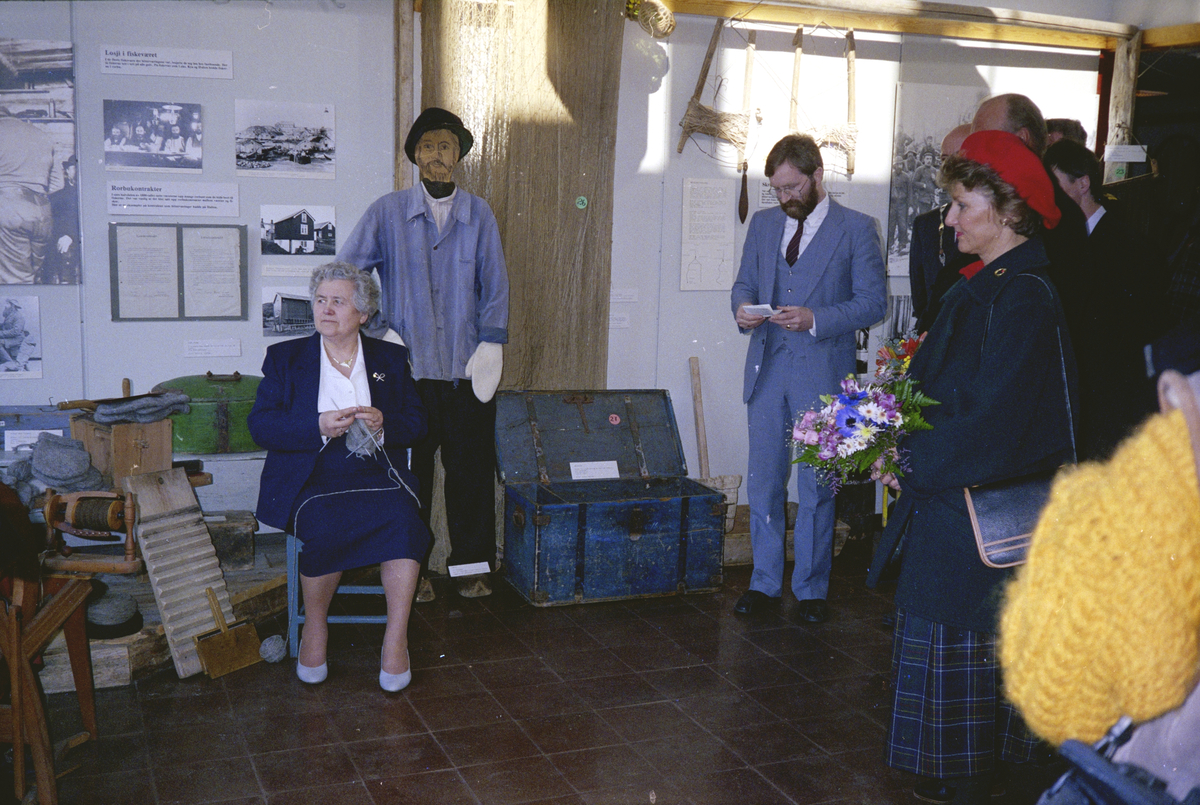 Kronprinsparet besøker Hitra 1989 : Sjøvottprosjektet, lokal kunst- og håndverksutstilling