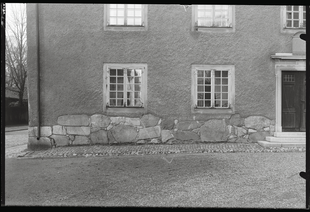 Konsistoriehuset, Västerås. Del av framsidans fasad.