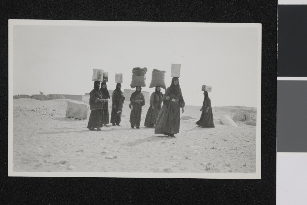 Kvinnelige bærere. Fotografi tatt i forbindelse med Elisabeth Meyers bok; En Kvinnes Ferd til Persia.