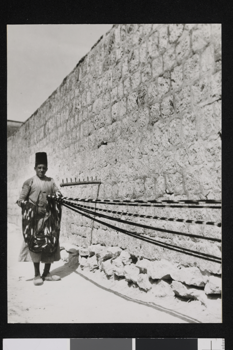 Tørking av teppegarn. Fotografi tatt i forbindelse med Elisabeth Meyers bok; En Kvinnes Ferd til Persia.