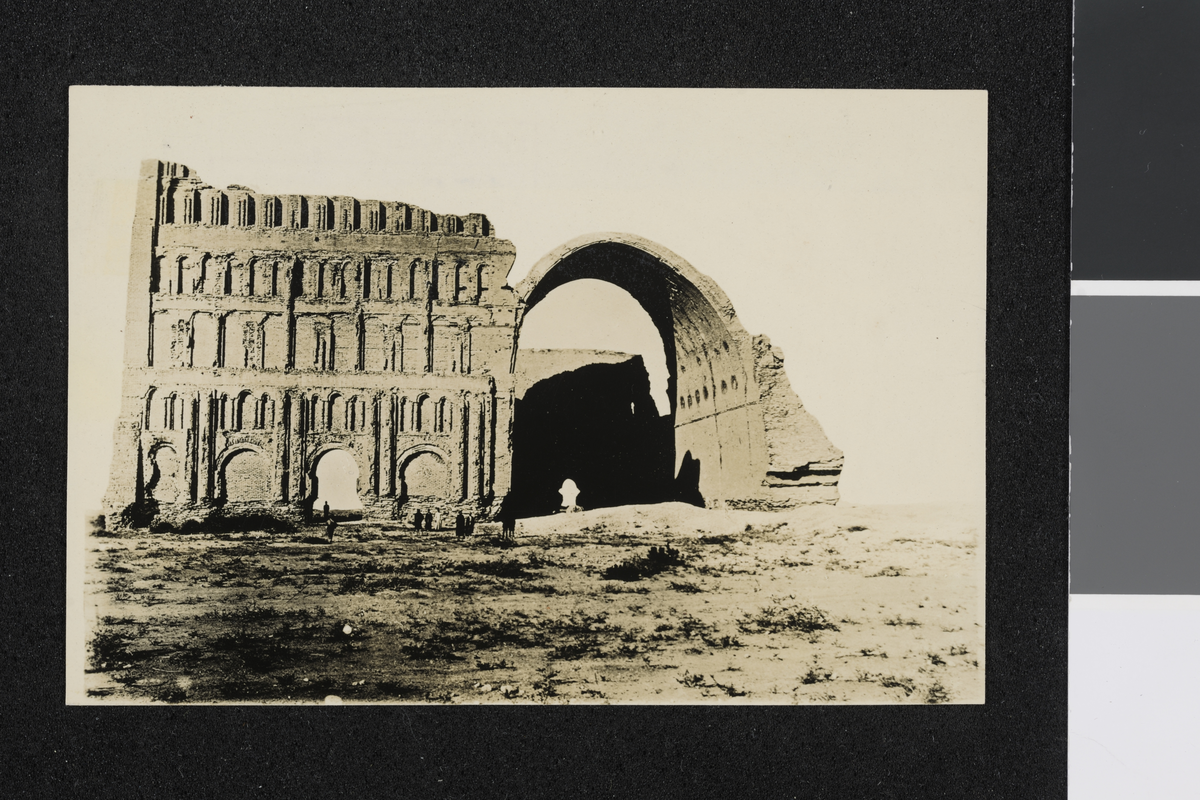 Ruiner Kfesifon, Irak. Fotografi tatt/ samlet i forbindelse med Elisabeth Meyers bok; En Kvinnes Ferd til Persia.
