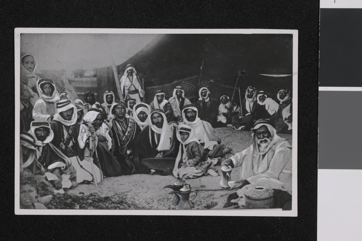 Beduiner i et telt. Fotografi tatt/ samlet i forbindelse med Elisabeth Meyers bok; En Kvinnes Ferd til Persia.