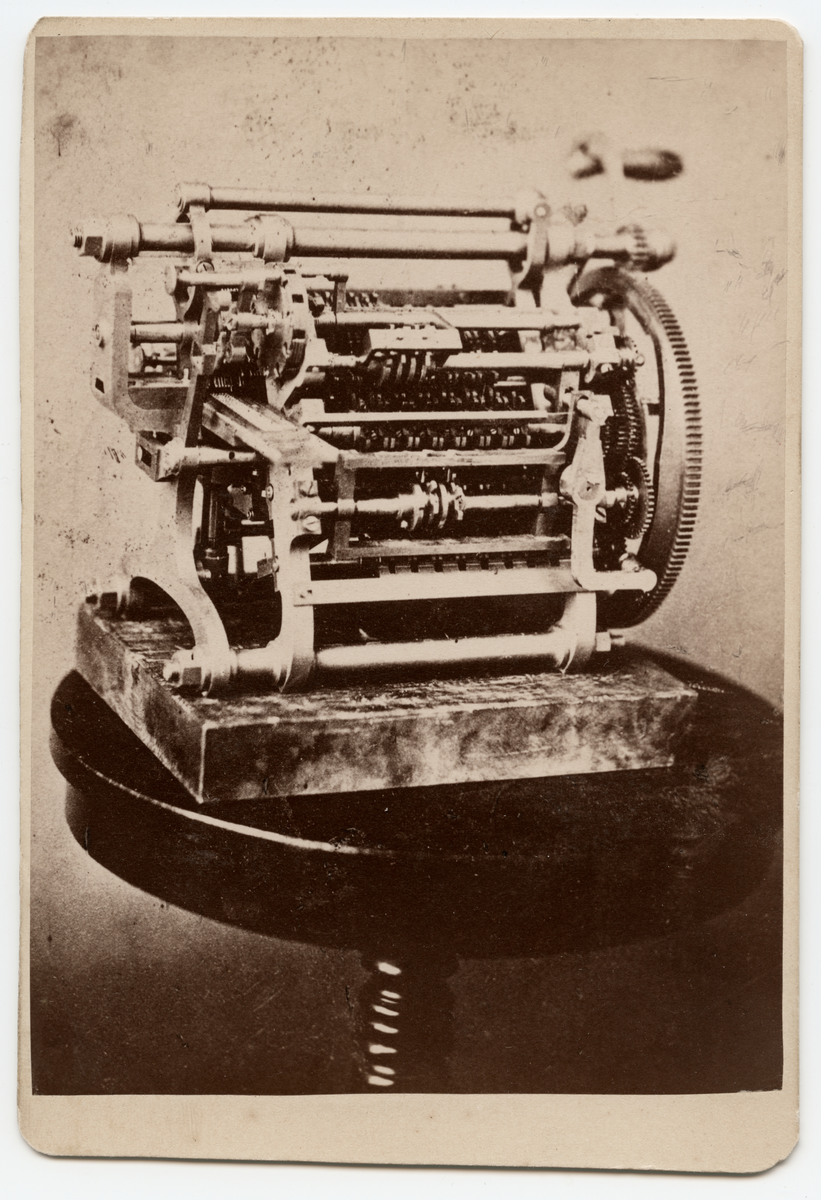 Baksidans text: Den  första differensräknemaskinen av Martin Wiberg.