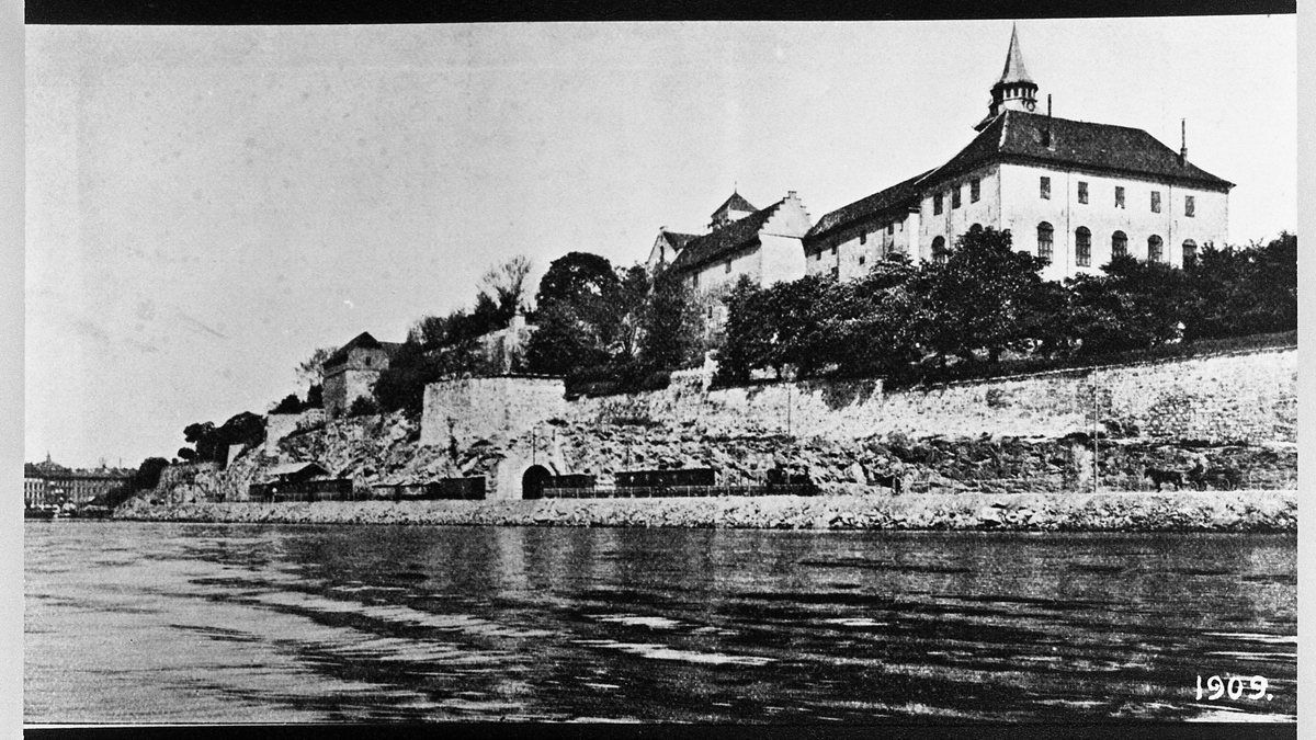 Akershus Festning fra sjøsida året 1909. Havnebanen foran festningen.
