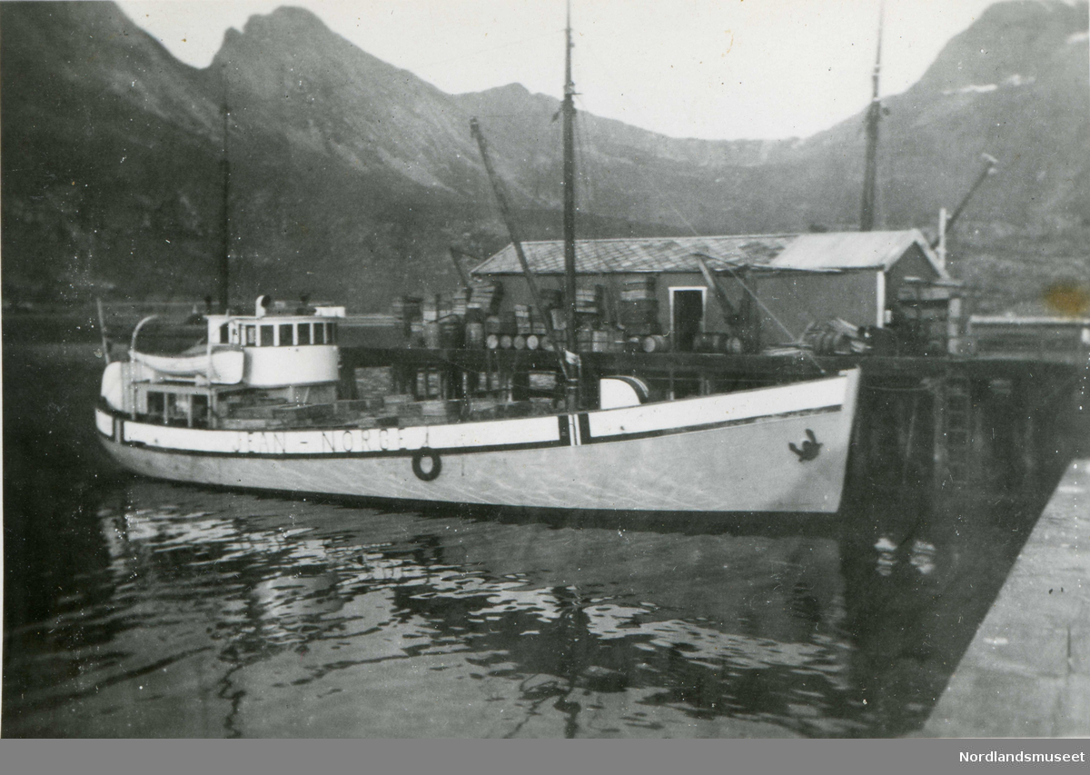 Båten JEAN fotografert på Nordskot. Båten ble bygd i 1938. Den var 80 fot og motoren var en BHK 90 Wichmann. I 1951 ble den omdøpt til GAA PAA.