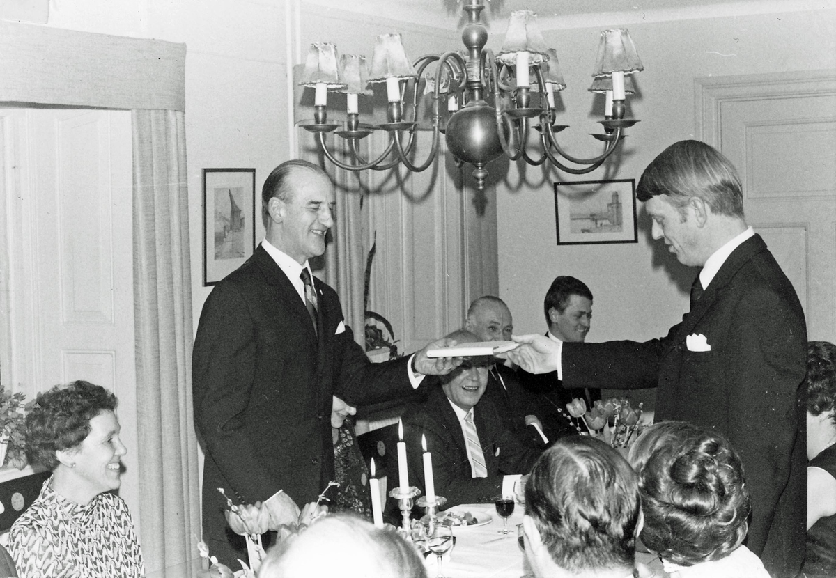 Middag på officersmässen 1971. Stående t.v. tränginspektören Magnus Bruzelius och t.h. mj Claës Tamm.