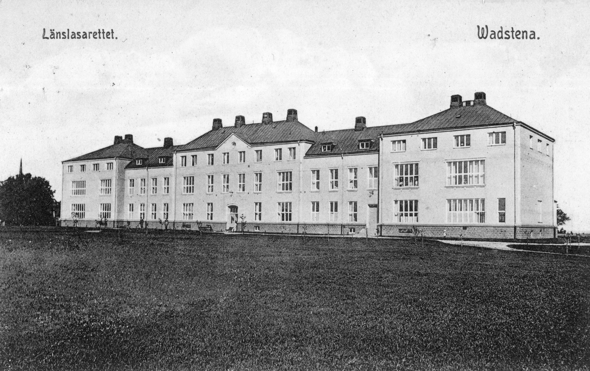 År 1909 kunde det nya länslasarettet i Vadstena invigas. Här anläggningens södra fasad genom ett vykort som avsändes under invigningsåret.