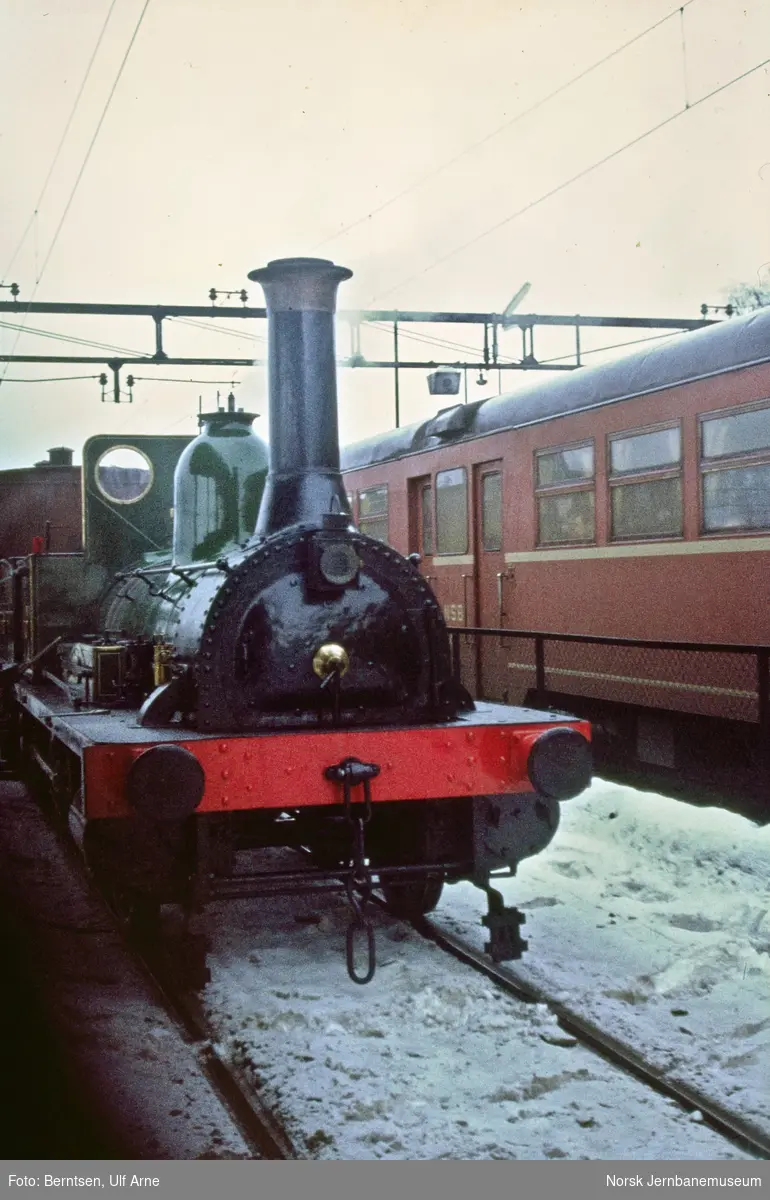 Rutebok for Norges 100 års-jubileum : Damplokomotiv type 2a nr. 17 "Caroline" med vogner på Lillestrøm stasjon