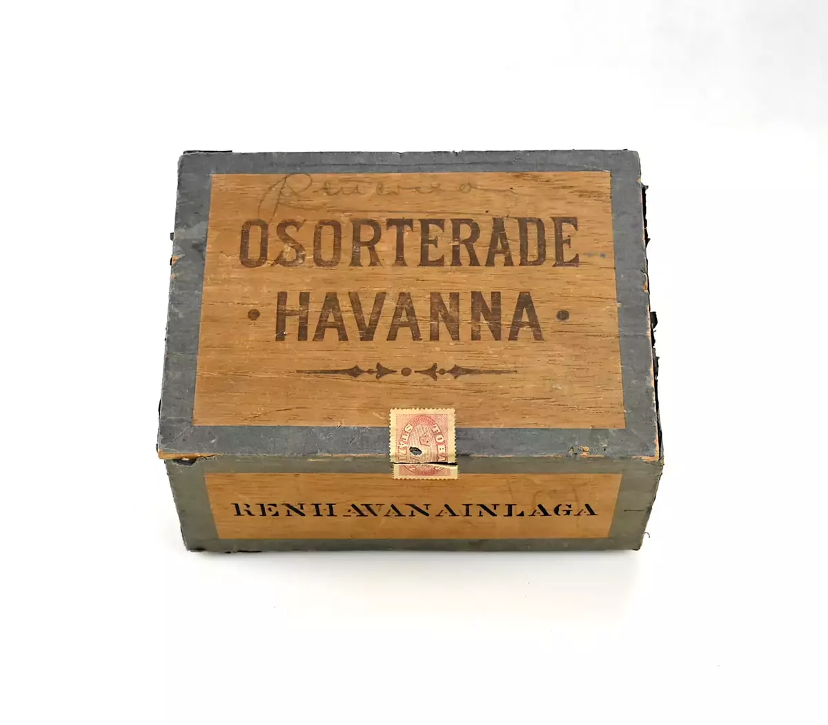 Träask. Osorterade Havanna. Etikett: Tobaksstämpel + tre kronor. Etikett: Havannamagasinet Aktiebolaget Stockholm. Ren Havanna inlaga.