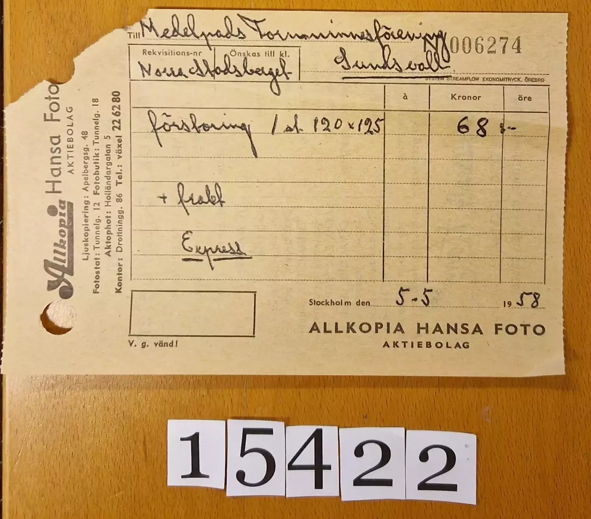 Dokument.

1. Kvitto från Kungsfoto AB, Pi persg 10, Stockholm K. Försändes till Hansa Foto, Holländerg 5. 1 st glasnegativ 9 x 12 (Medelpads 
    fornminnesförening). Daterat Stockholm 3/9 1957.
2. Kvitto från Allkopia Hansa foto Aktiebolag. Till Medelpads Fornminnesförening Norra stadsberget, Sundsvall. Förstoring 1 st 120 x 125,  
    68:- + frakt. Express. Daterat Stockholm 5/5 1958.
3. Foto av fullriggare, 13,5 x 13,8 cm.
4. Negativ 11,8 x 16,3 cm, tillhörande fullriggaren.
Förvaras i kuvert med text " Foto och negativ av fullriggare".
