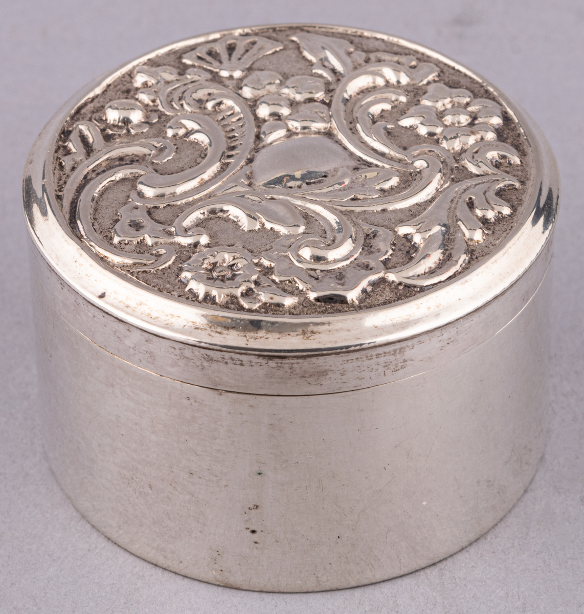 Dosa, pressat silver, ornamentering på locket.