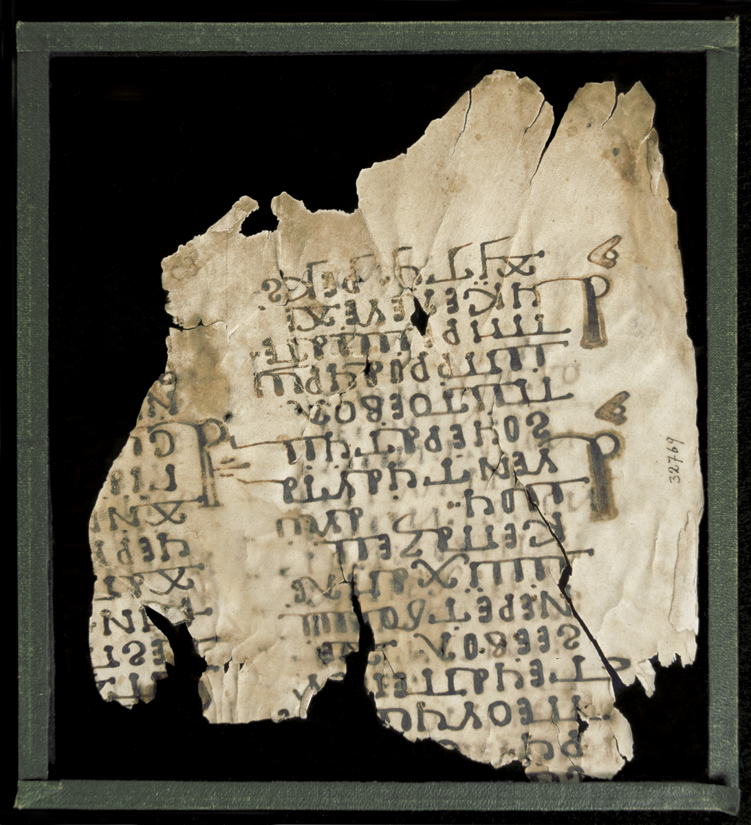 EtnoNo: 32769.
Kalveskinn, fragment m/ innkrift på begge sider, koptisk.