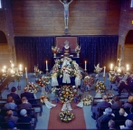 Lilly Schrøder's begravelse. Eilif og Rakel Schrøder sitter på fremste benk til venstre.