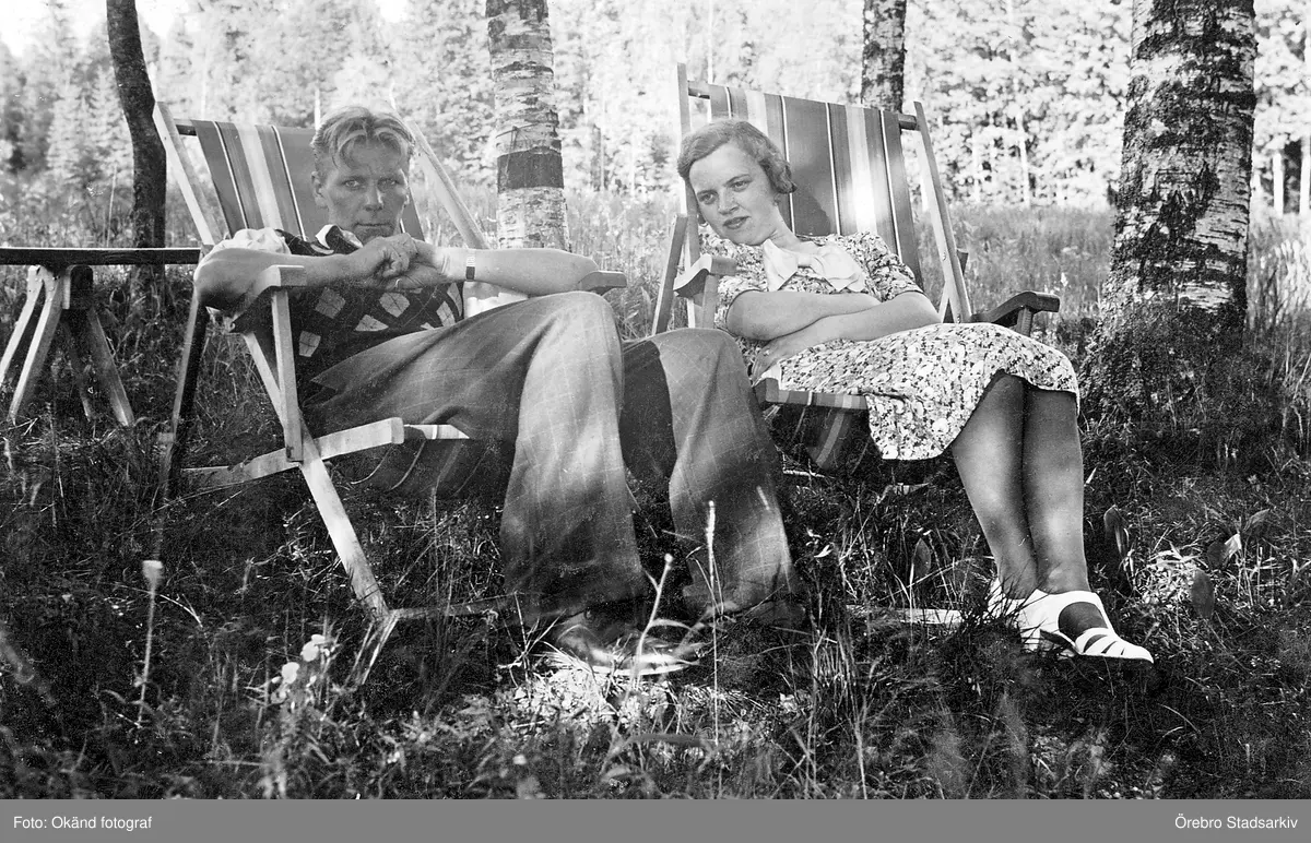 Lennart och Margit vilar i trädgårdsstolar, 1939 - Örebro Stadsarkiv ...