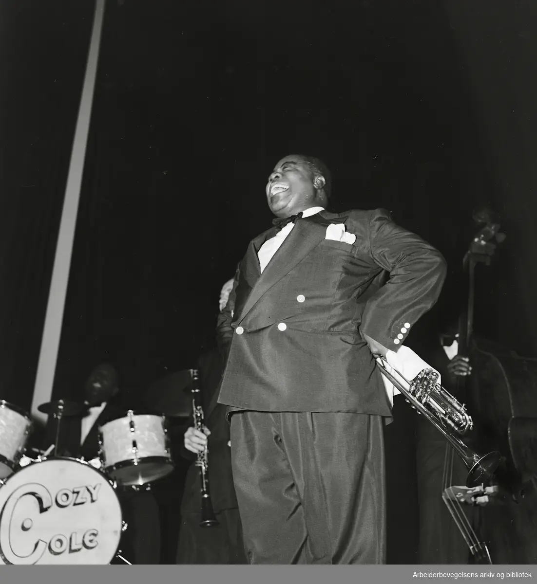 Konsert med Louis Armstrong. Colosseum Kino, søndag 5 oktober 1952. I bakgrunnen: Trommeslager Cozy Cole.