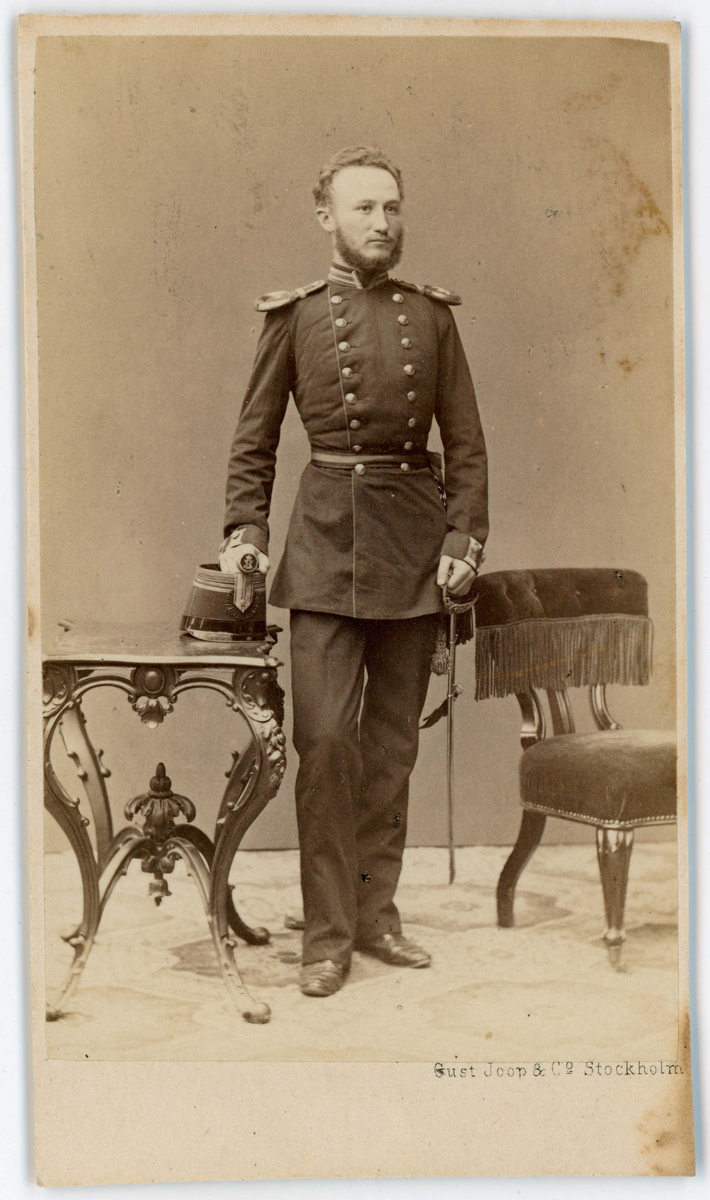 Porträtt på Överstelöjtnant E. W. Lavén. född 1841.