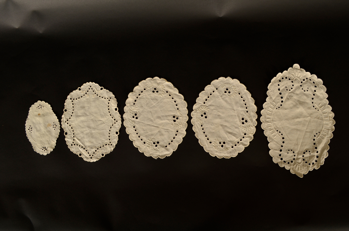 Brikke, A, B, C, D E  i kvit bomull, med engelsk broderi. Tre forskjellige størrelser