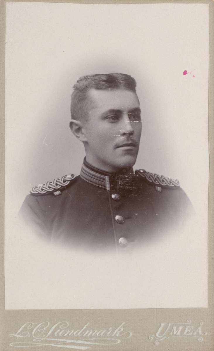 Porträtt av Gustaf Lindström, underlöjtnant vid Västerbottens regemente.