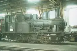 Damplokomotiv type 25a nr. 227 i lokomotivstallen på Hamar s